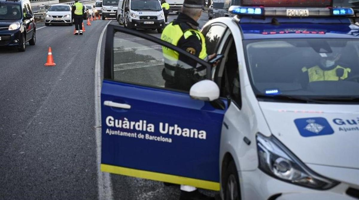 Barcelona 4 12 2020 Control de la Guardia Urbana en el cinturon litoral  Foto de Manu Mitru