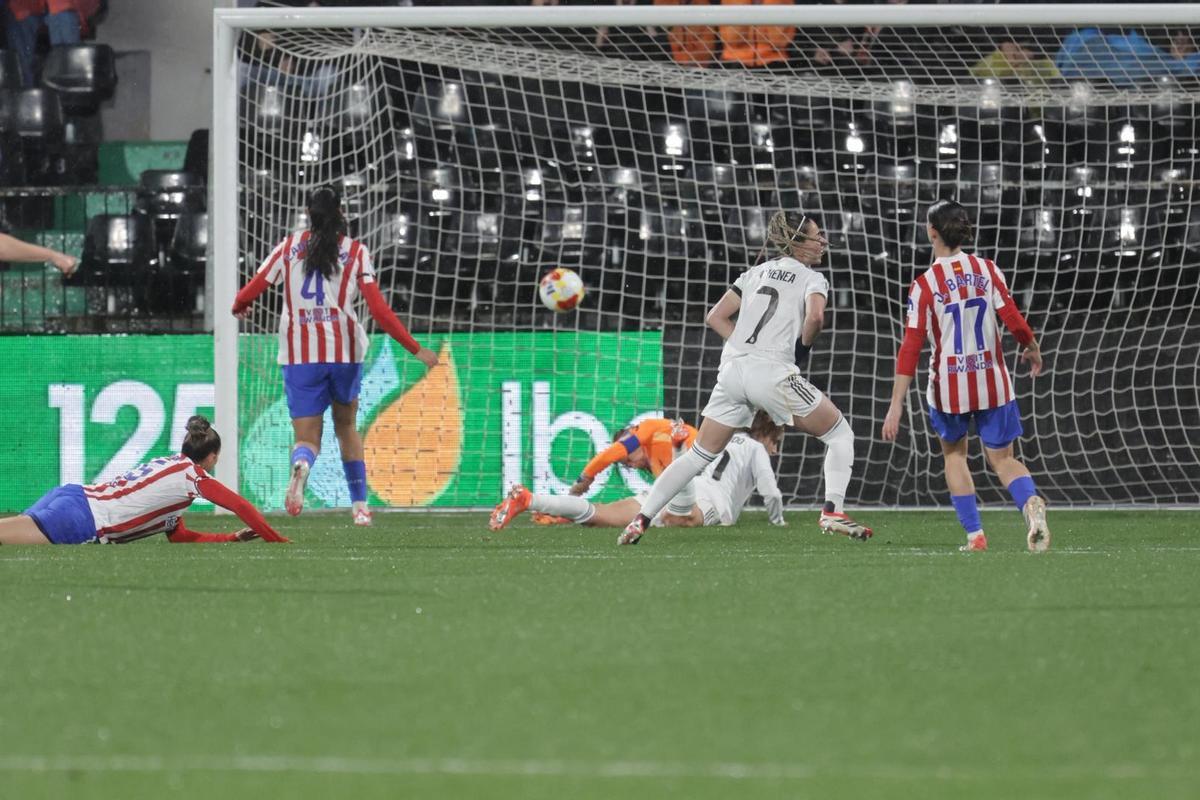 Atenhea celebra el 1-0.