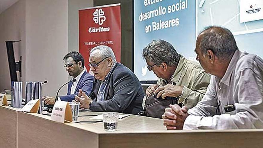 Flores (izqd.), ayer junto a los responsables de CÃ¡ritas en Balears.