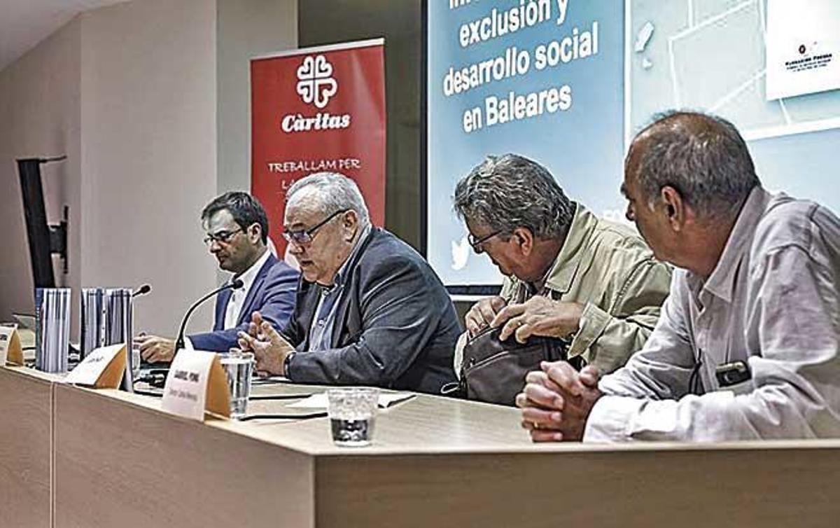 Flores (izqd.), ayer junto a los responsables de CÃ¡ritas en Balears.