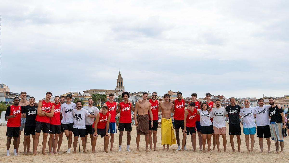L'staff i la plantilla després de l'entrenament a la platja
