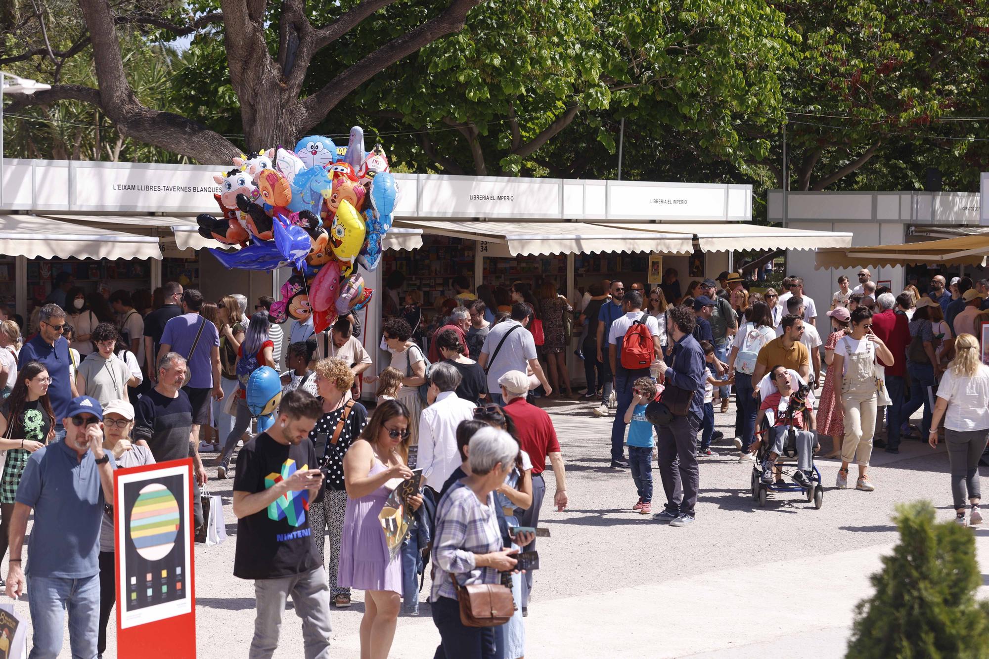 Llenazo de domingo en la Fira del Llibre