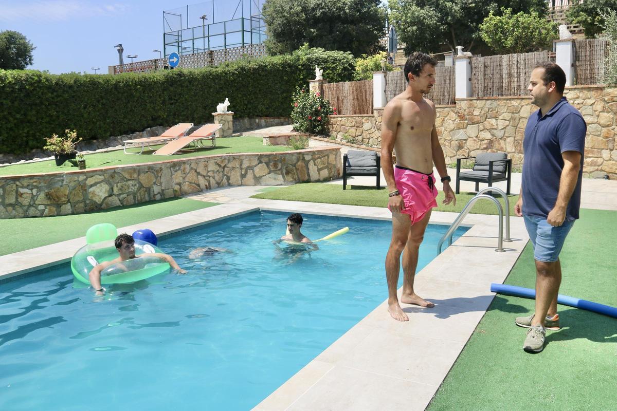 Usuarios y un anfitrión del servicio de alquiler de piscinal Cocopool en una casa de Mataró