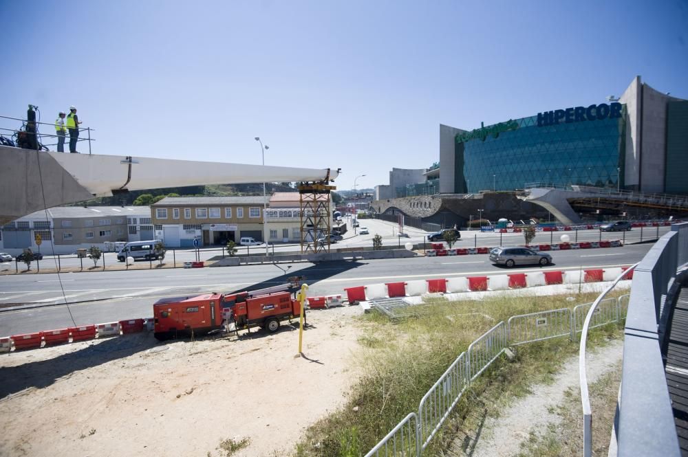 La estructura, de 200 metros de longitud,  se pondrá a disposición de los vecinos este verano para mejorar la movilidad y seguridad vial en el entorno.