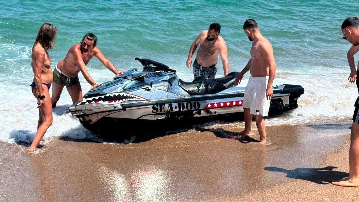 Moto d'aigua trobada a la platja de Pals d'un menor desaparegut a Roses.