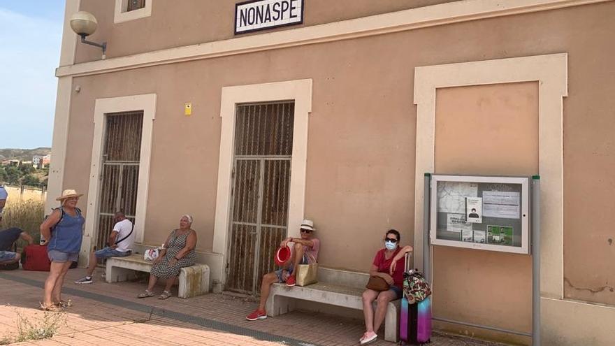 Un grupo de viajeros afectado por la avería aguarda en la estación de Nonaspe.