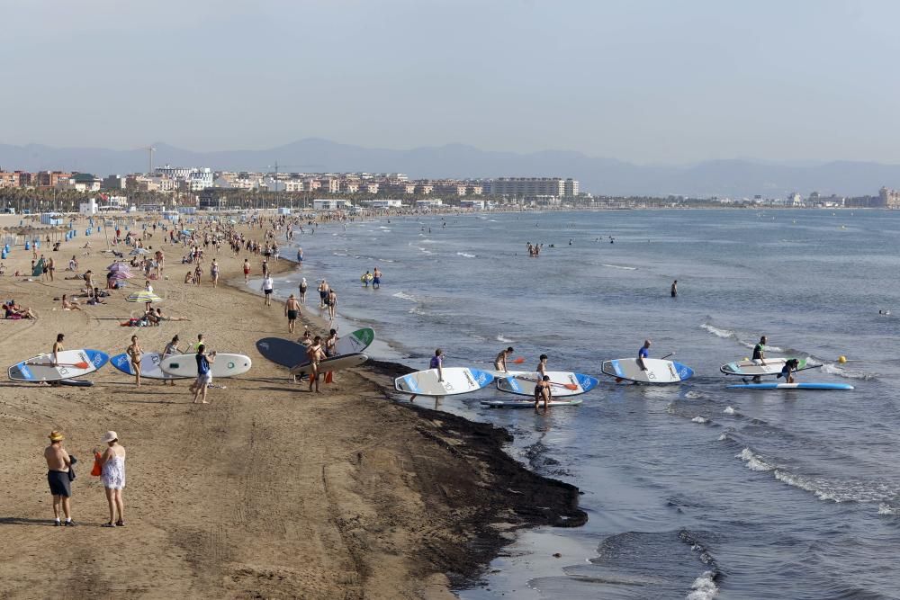 La playa de la Malva-rosa en València esta mañana de San Juan, a las 9.00 horas, ya estaba llena de gente.