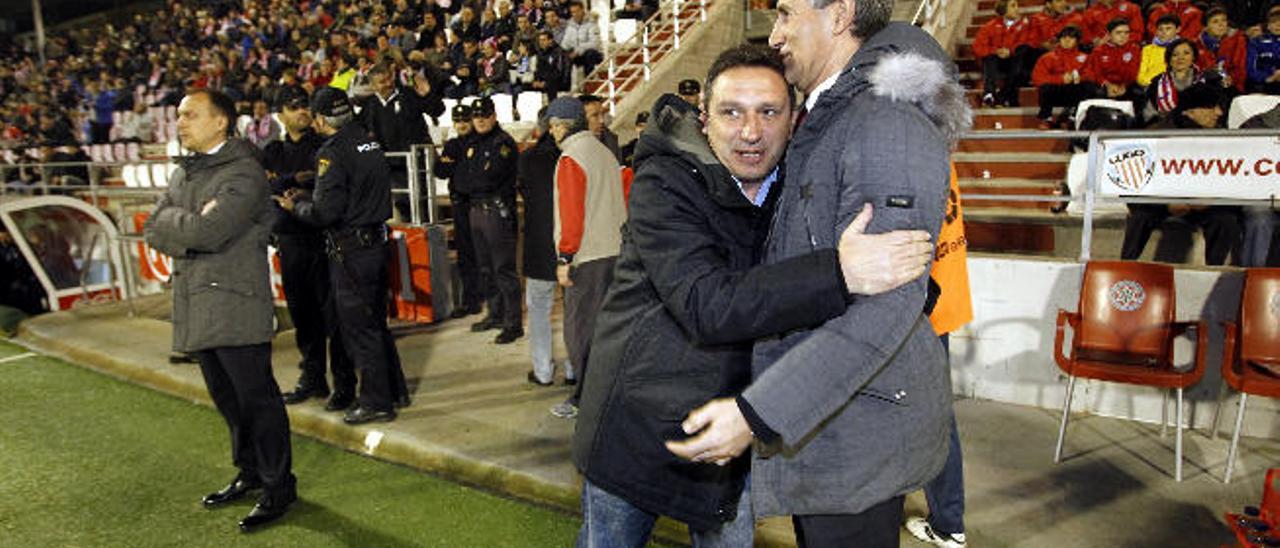 Quique Setién y Eusebio Sacristán, que en la imagen superior se abrazan en el Anxo Carro antes de un duelo entre el CD Lugo y el Barça B