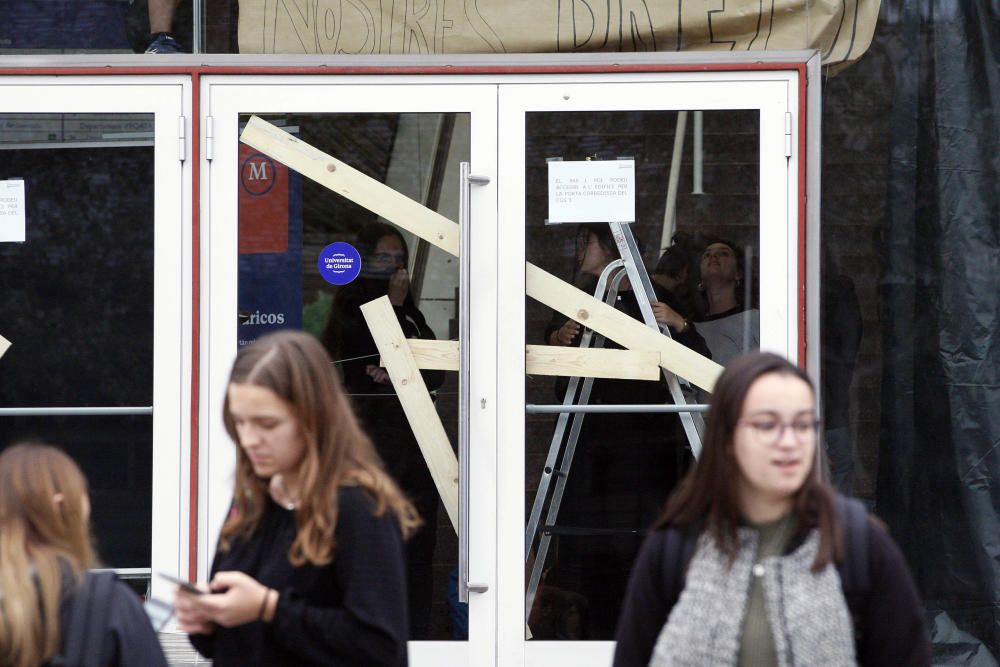 Piquets impedeixen l'accés dels alumnes a la UdG