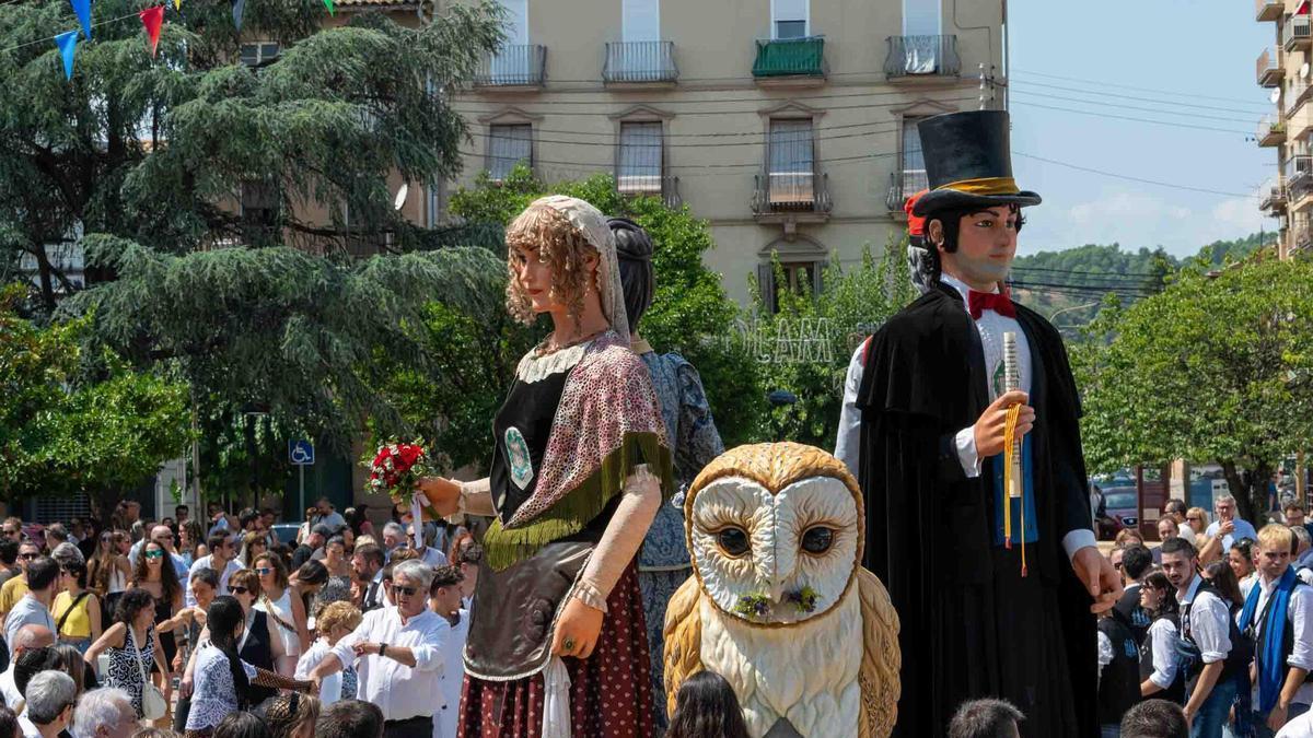 Els gegants Jordi i Montserrat al costat de l’Òliba durant els balls de la festa major de l’any passat