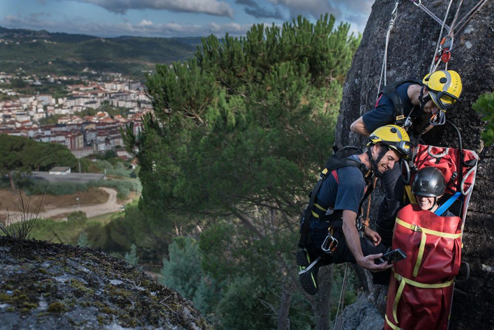 El calendario solidario de los bomberos Ourense