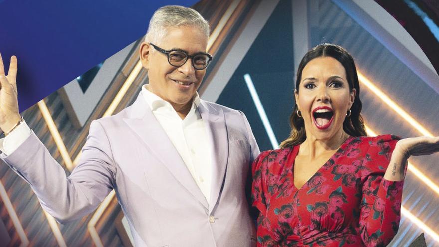 El guionista y escritor Boris Izaguirre y la presentadora Lucía Rodríguez. |  TVG