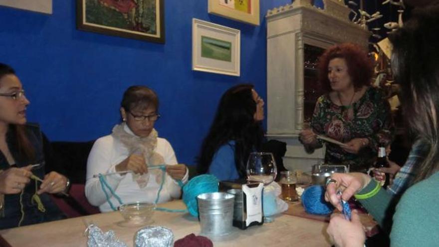 Las mujeres, al inicio de la sesión, escuchando explicaciones de Gutiérrez.