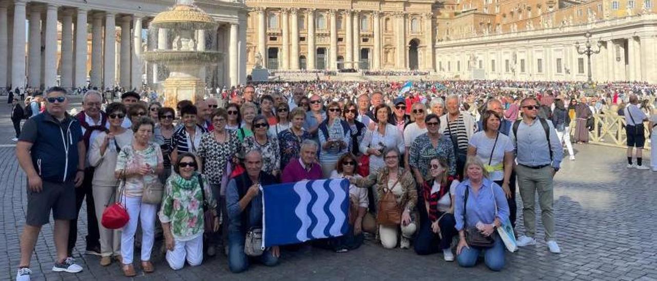 La delegación de Bueu en la plaza del Vaticano con la Basílica de San Pedro al fondo.