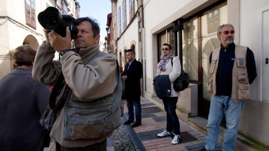 Un fotógrafo toma imágenes en la calle de Rivero.