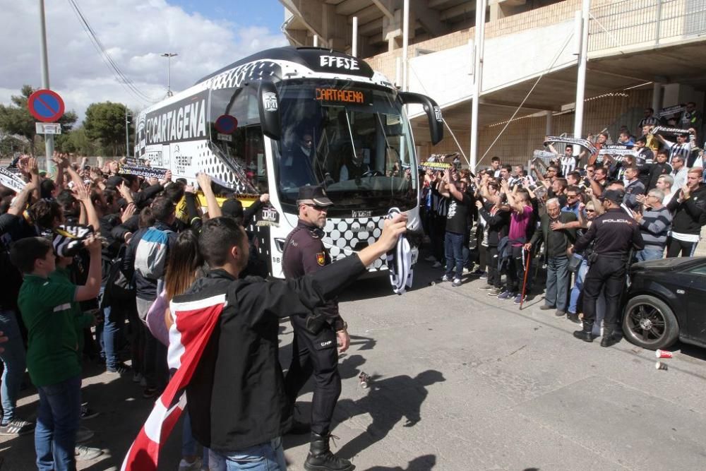 Salida de los jugadores y las peñas del FC Cartagena hacia Murcia para el derbi