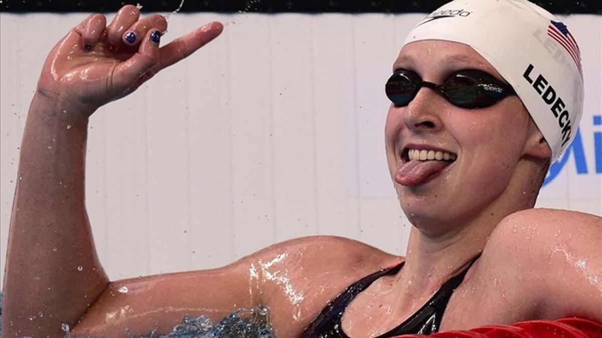 Katie Ledecky celebra la victoria en el 1.500 libre.