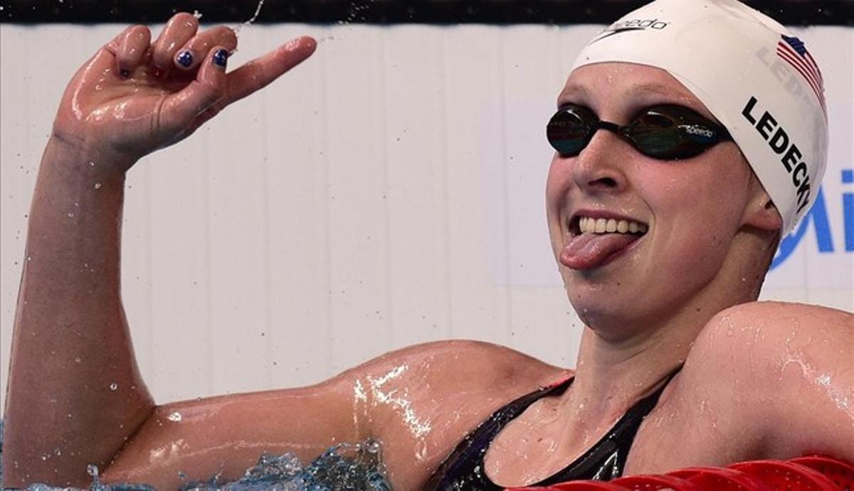 Katie Ledecky celebra la victòria en el 1.500 lliure.