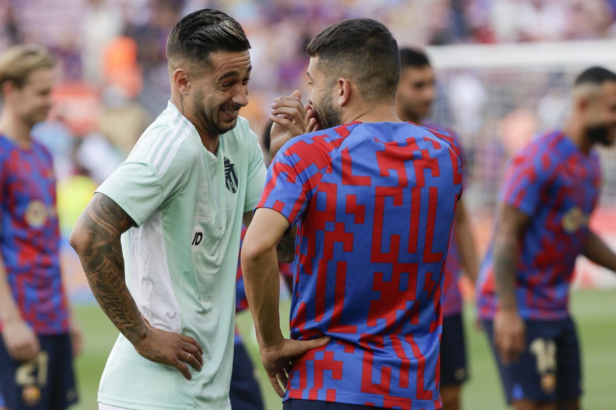 Sergio León charlando con Jordi Alba.