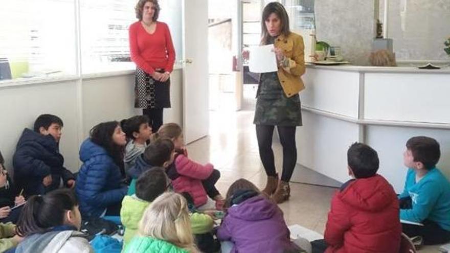 Alumnes de cinquè de l&#039;escola La Serreta de Santpedor durant la visita a la notaria del municipi