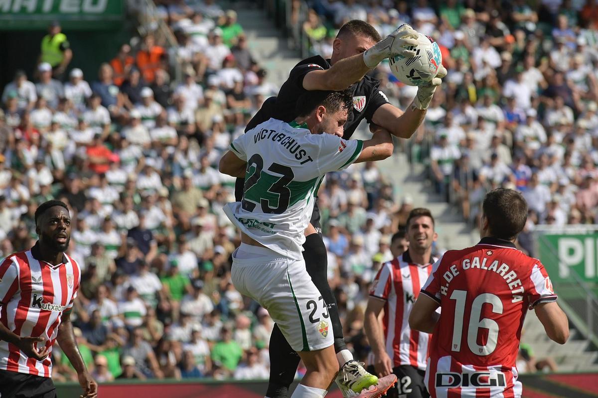 Víctor Chust choca con Unai Simón en un balón dividido.