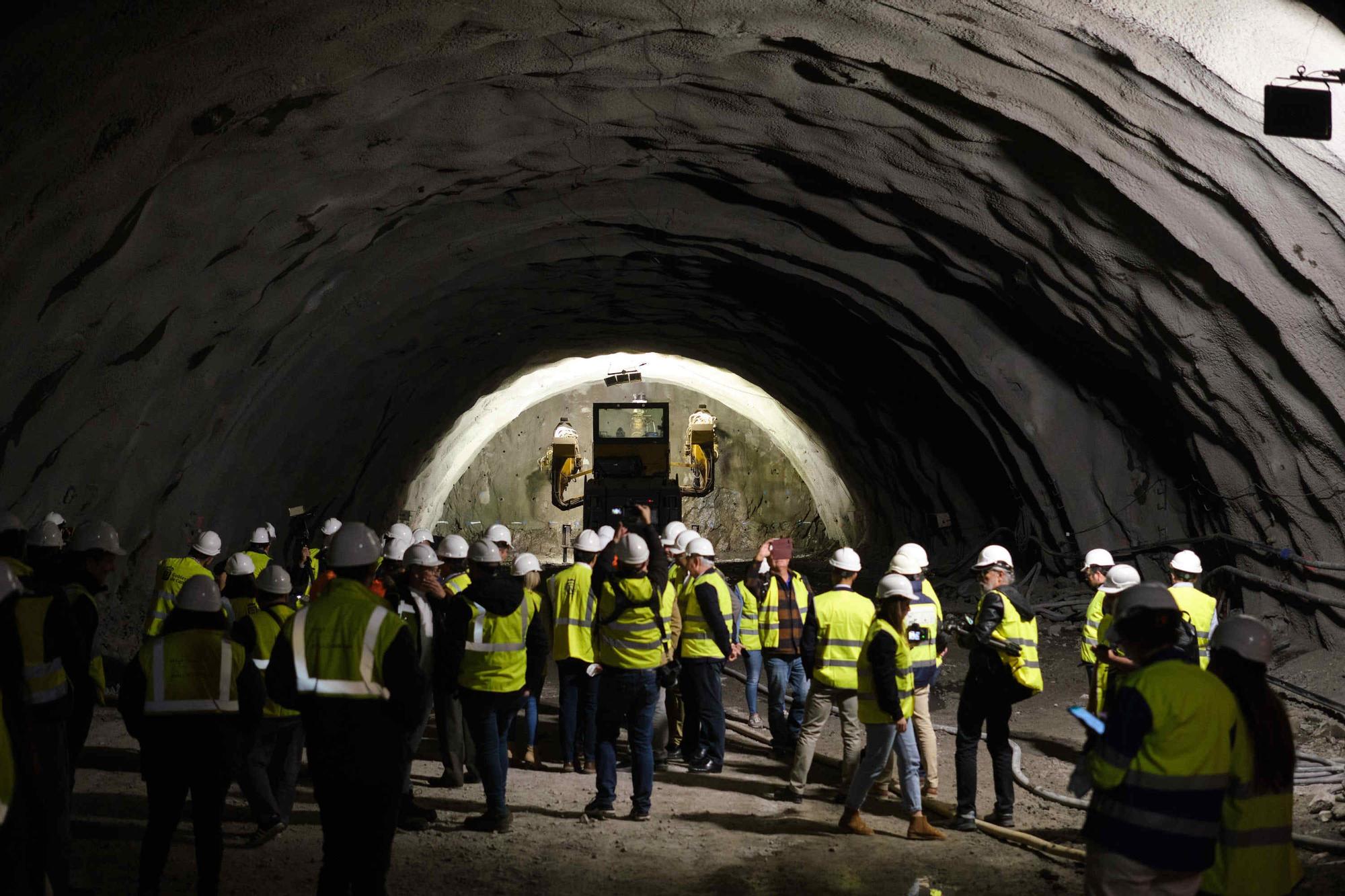 El presidente de Canarias visita las obras del cierre del anillo insular en Santiago del Teide.