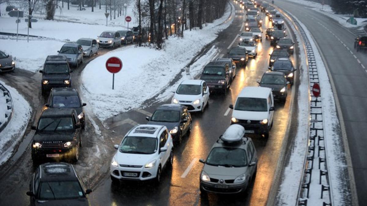 Miles de vehículos han quedado atrapados en los Alpes franceses por la nieve y el hielo