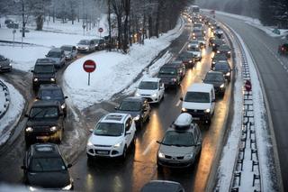 Miles de vehículos siguen atrapados en los Alpes franceses por la nieve y el hielo