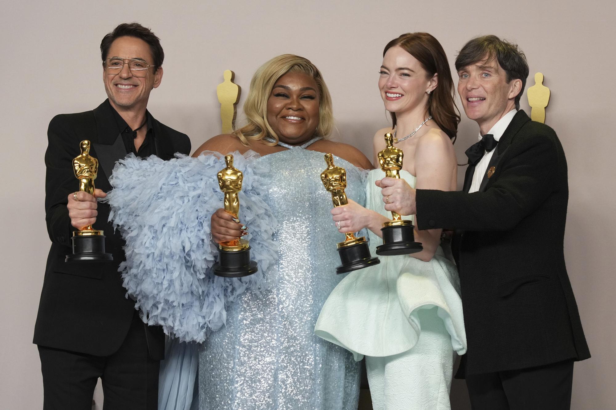 Robert Downey Jr., winner of the award for best performance by an actor in a supporting role for "Oppenheimer," from left, Da'Vine Joy Randolph, winner of the award for best performance by an actress in a supporting role for "The Holdovers," Emma Stone, winner of the award for best performance by an actress in a leading role for "Poor Things," and Cillian Murphy, winner of the award for best performance by an actor in a leading role for "Oppenheimer," pose in the press room at the Oscars on Sunday, March 10, 2024, at the Dolby Theatre in Los Angeles. (Photo by Jordan Strauss/Invision/AP) Associated Press/LaPresse Only Italy and Spain / EDITORIAL USE ONLY/ONLY ITALY AND SPAIN