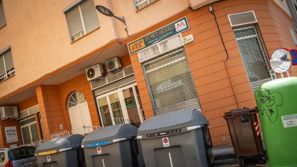 Contenedores instalados frente al despacho cuyo ocupantes temen por su seguridad en la calle Santiago Cuadrado.