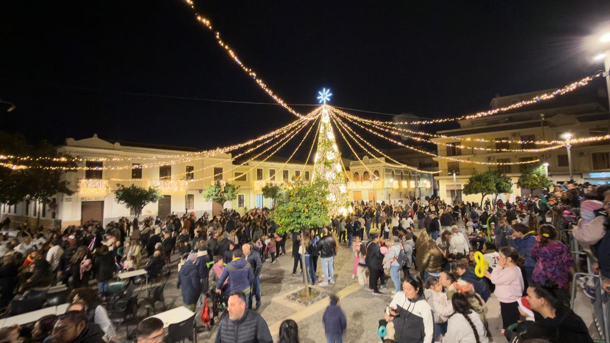 Encendido del árbol de navidad en la Plaza del Pueblo de Paterna.