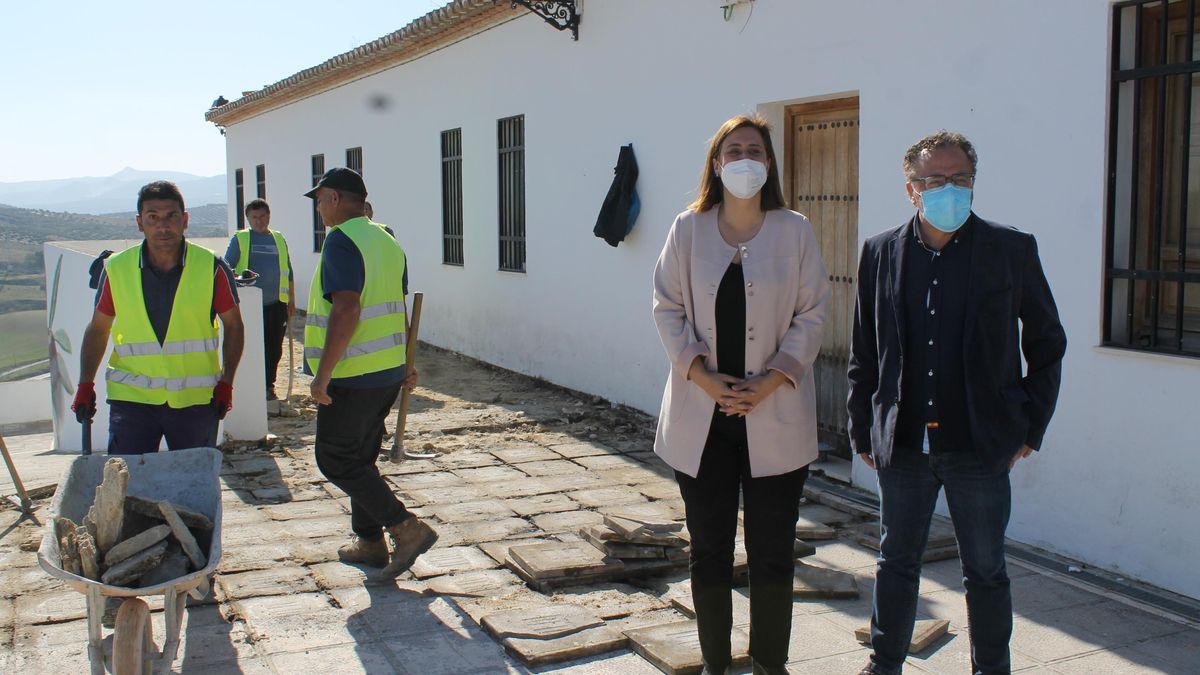 La alcaldesa, durante las visitas a las obras.