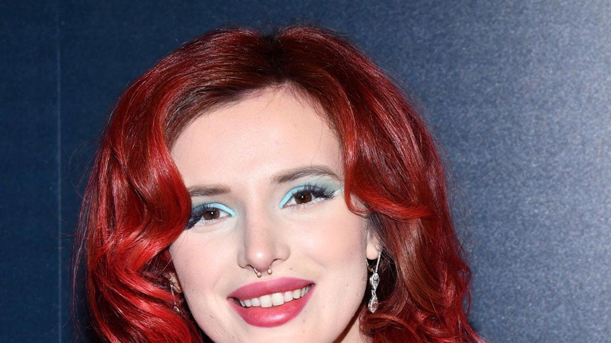 Bella Thorne solo necesita un jersey para irse de estreno