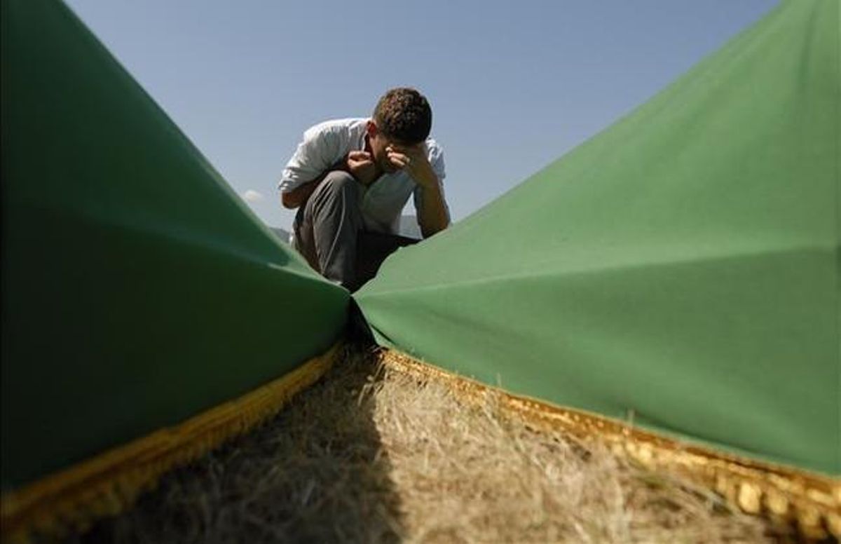 Un jove musulmà plora davant els taüts dels seus familiars massacrats a Srbrenica.
