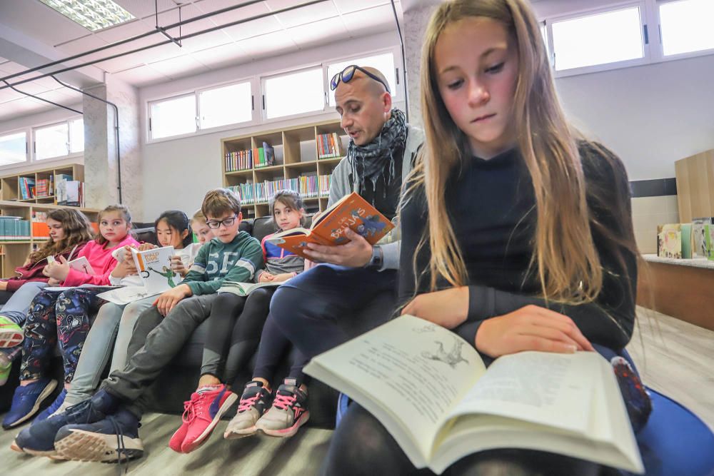 El centro pone en marcha un espacio multiusos para un alumnado diverso, con más de un 60% de extranjeros y muy bien acogido por la comunidad escolar de Orihuela Costa