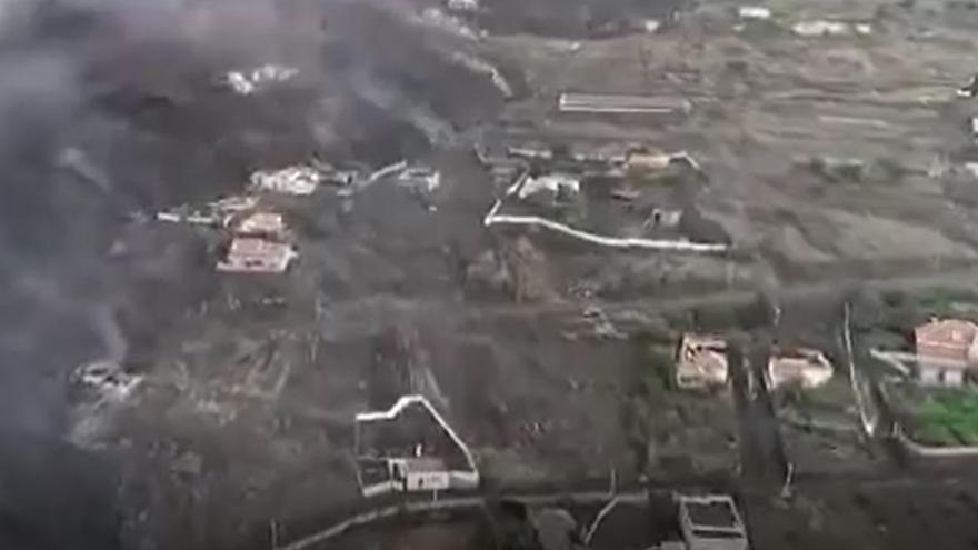 Vuelo de dron de la Guardia Civil sobre la zona de Todoque afectada por la lava del volcán de La Palma este mediodía