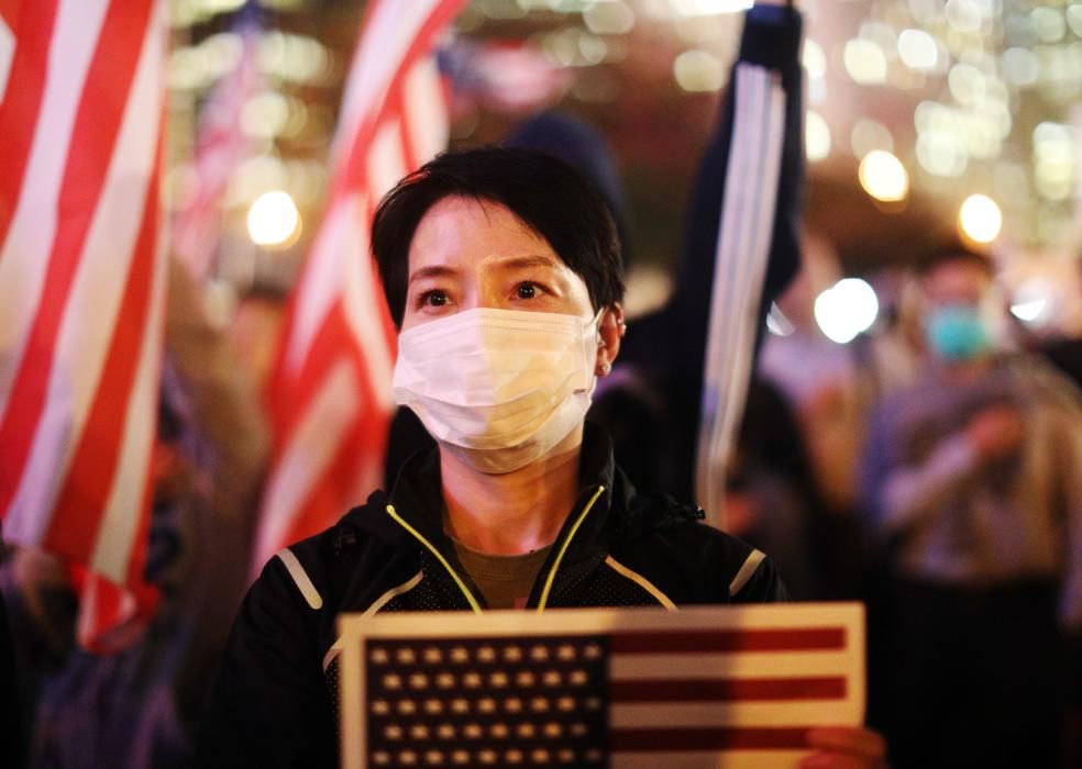 Una manifestación pacífica, legal y masiva en Hong Kong, en agradecimiento a Estados Unidos por aprobar dos leyes en apoyo a las protestas, acabó con un nuevo episodio de tensión con la policía.