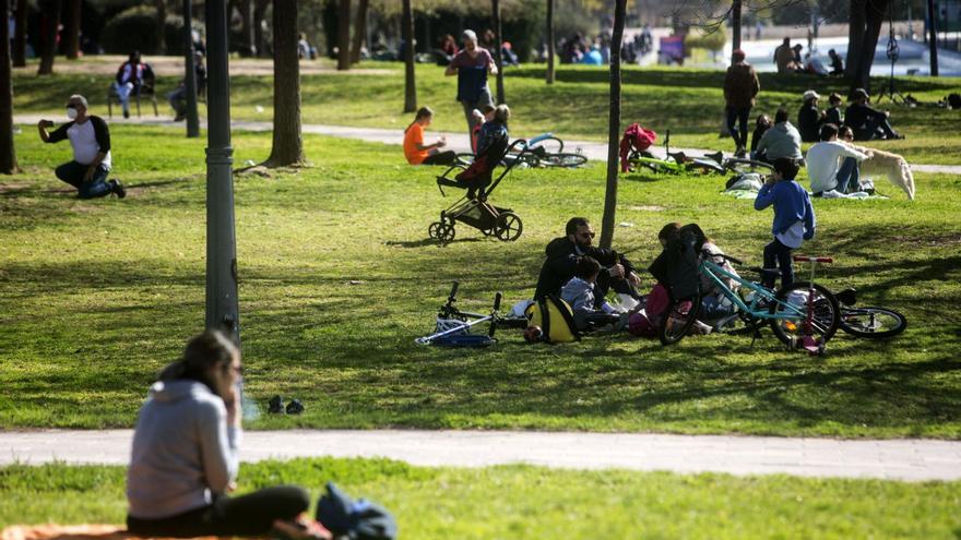 El viejo cauce del Turia, en València, uno de los espacios ganados para la ciudadanía y que aportan calidad de vida. | EDUARDO RIPOLL