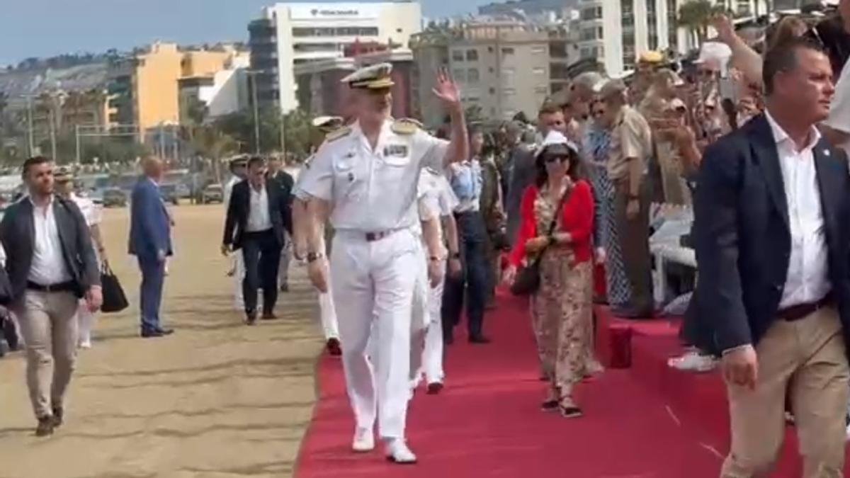 El rey Felipe se despide tras el acto en la playa de Las Alcaravaneras por el Día de las Fuerzas Armadas