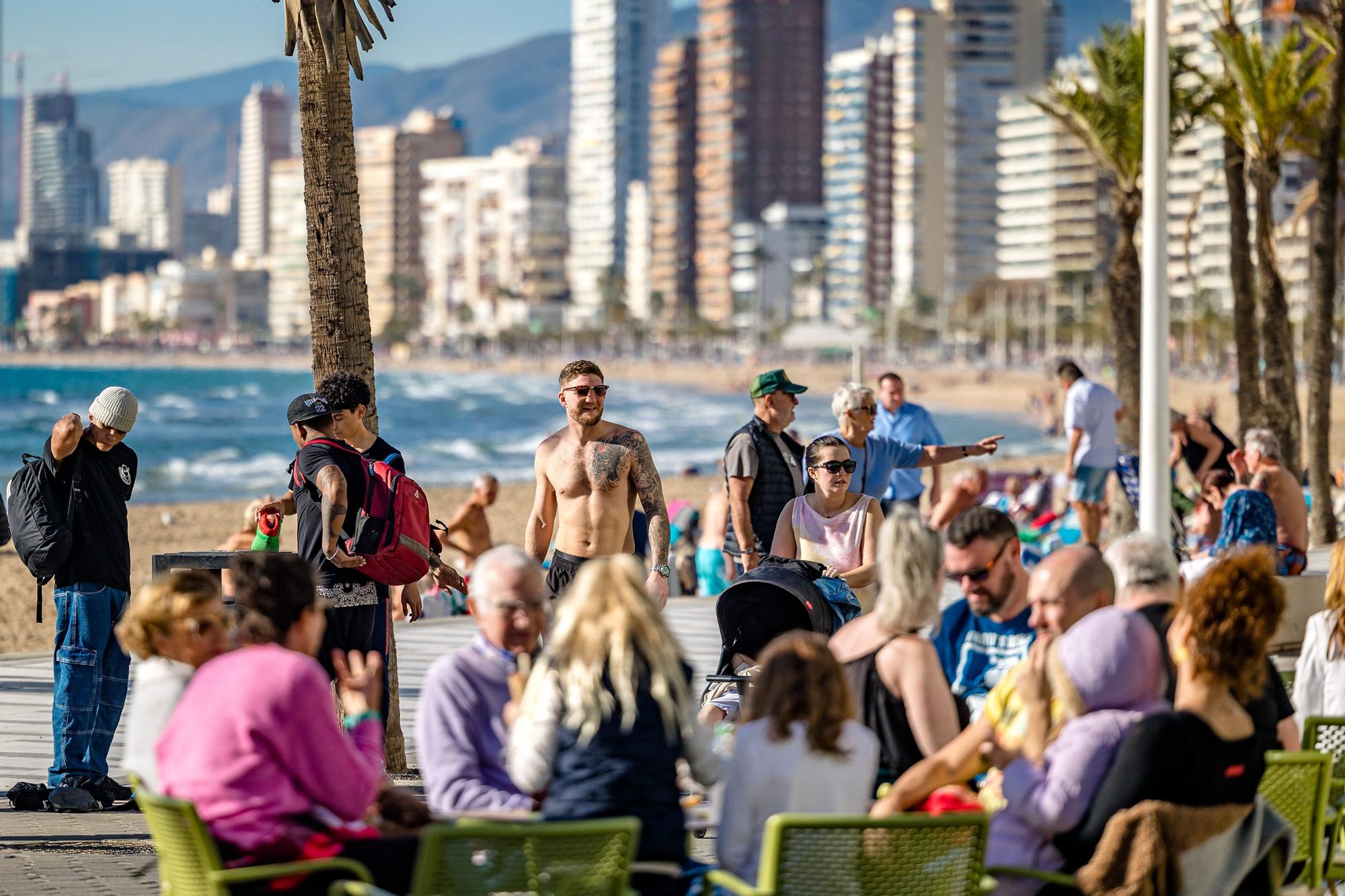 6.000 millones de gasto en la Costa Blanca del turismo internacional/ El aeropuerto de Alicante-Elche culmina el año con 13,5 millones de pasajeros, un 90% de los pasajeros de 2019