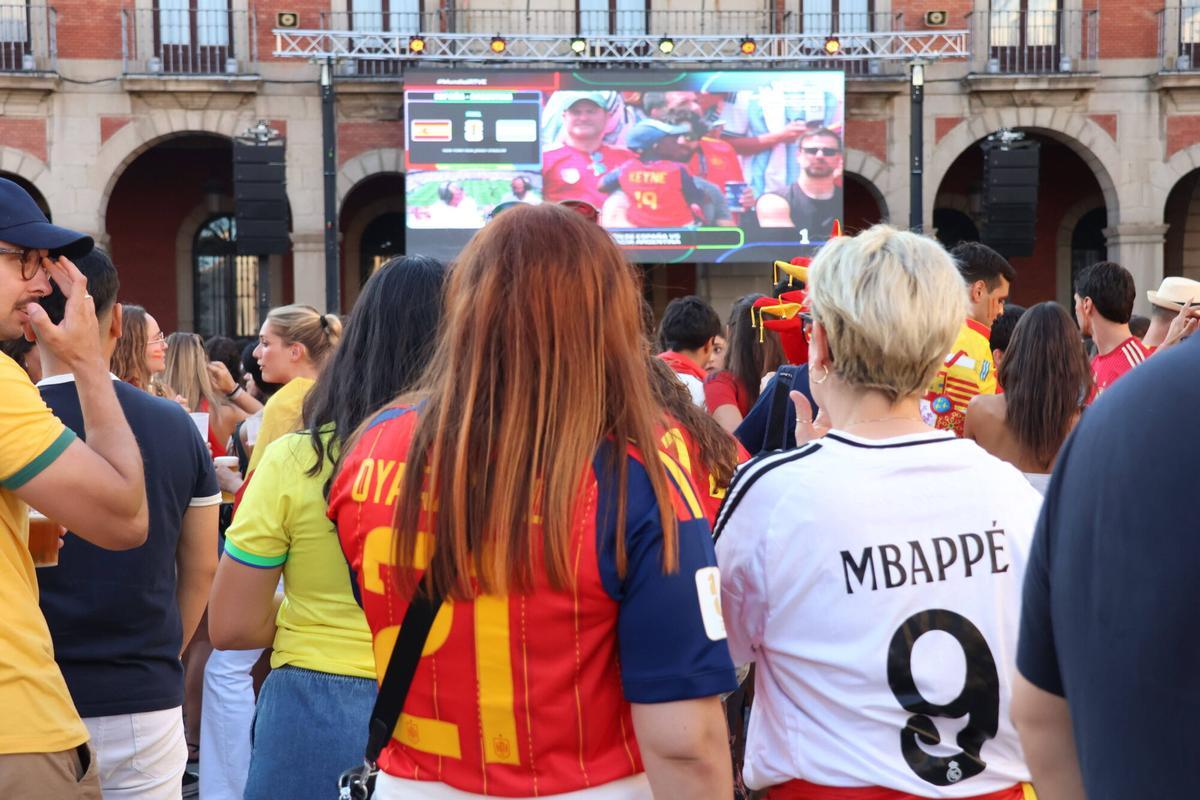 Final del Mundial de fútbol - Aficionados de la selección española ven la final en la Plaza Mayor