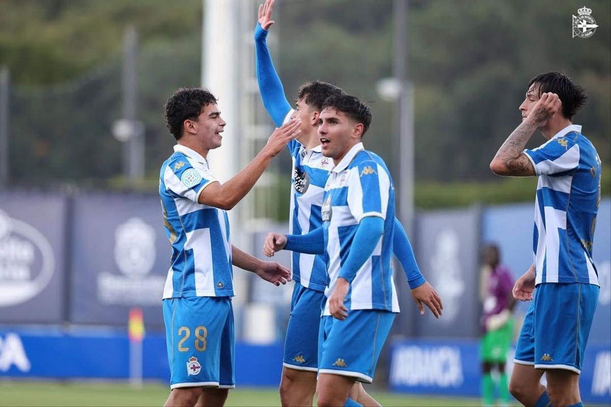 Cortés, tras un gol con sus compañeros en el filial del Deportivo.