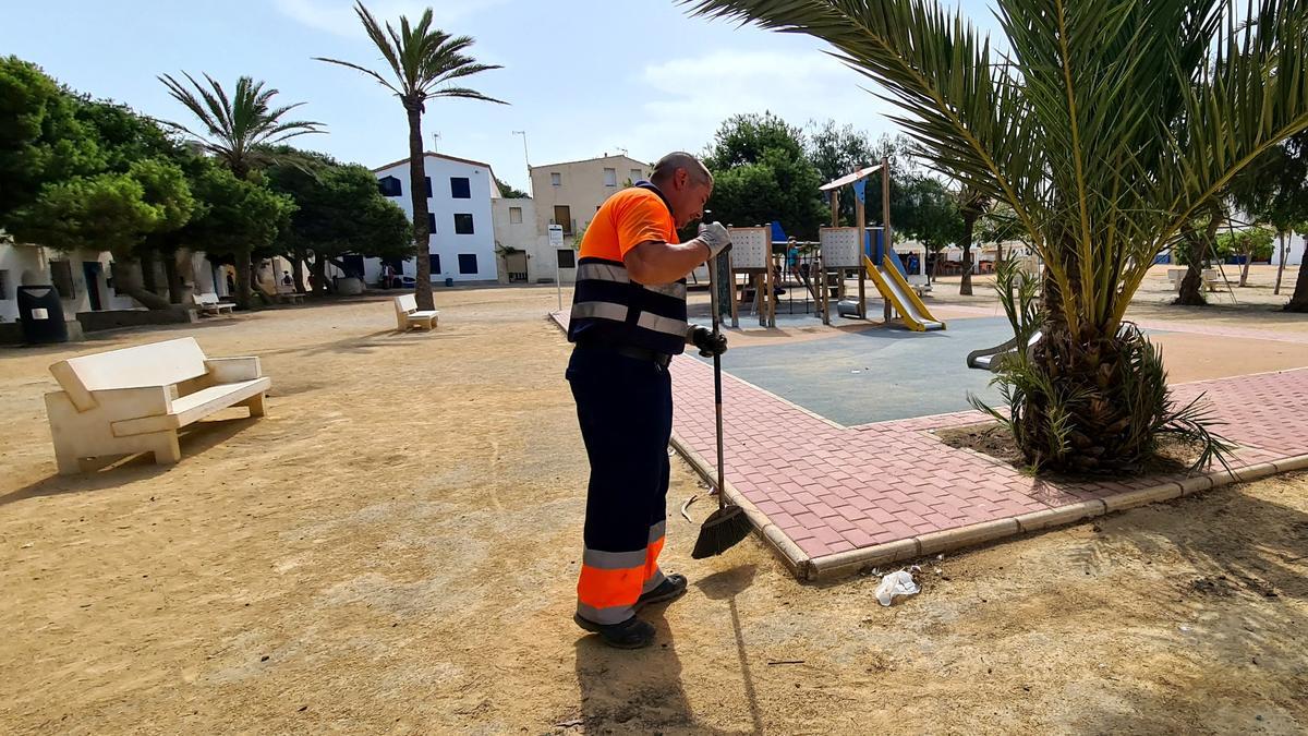 Operarios de UTE Alicante se encargan de los trabajos de limpieza y retirada de residuos.