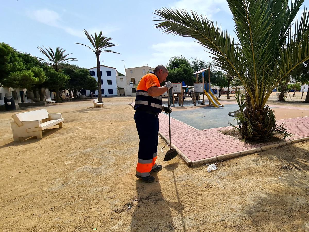 Operarios de UTE Alicante se encargan de los trabajos de limpieza y retirada de residuos.