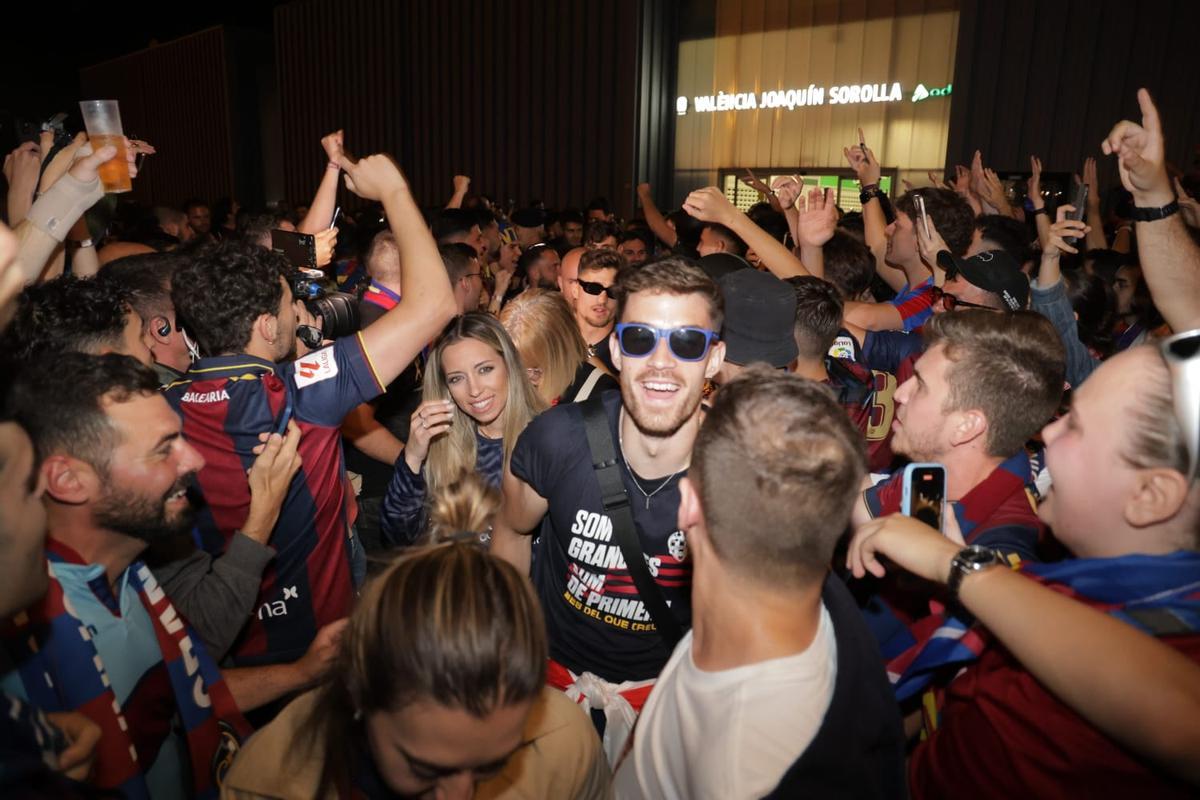 El Levante UD llega a València tras conseguir el ascenso en Burgos