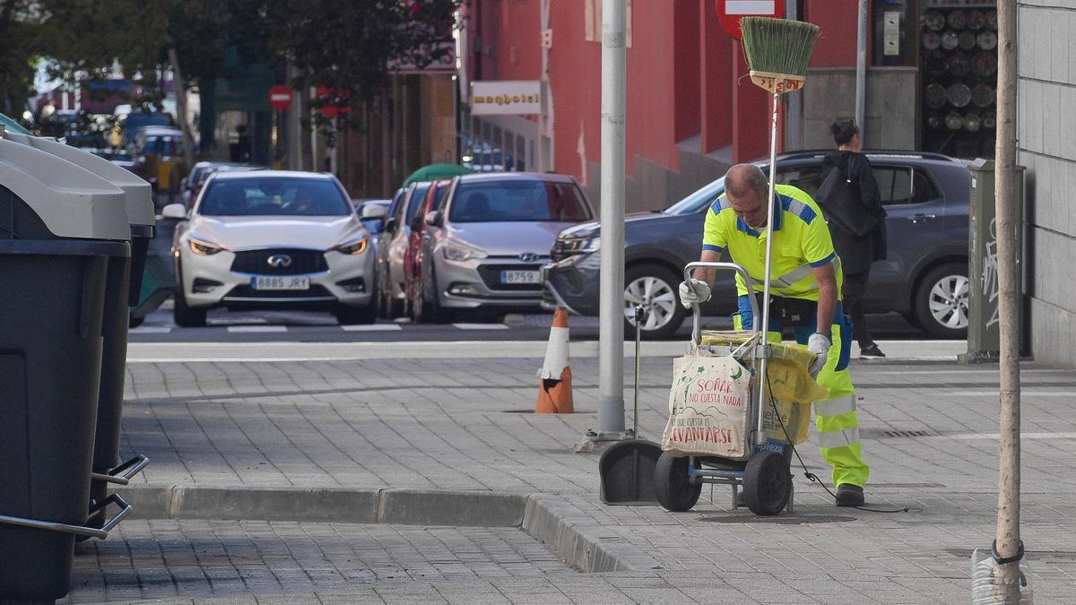 Un trabajador del Servicio Municipal de Limpieza.