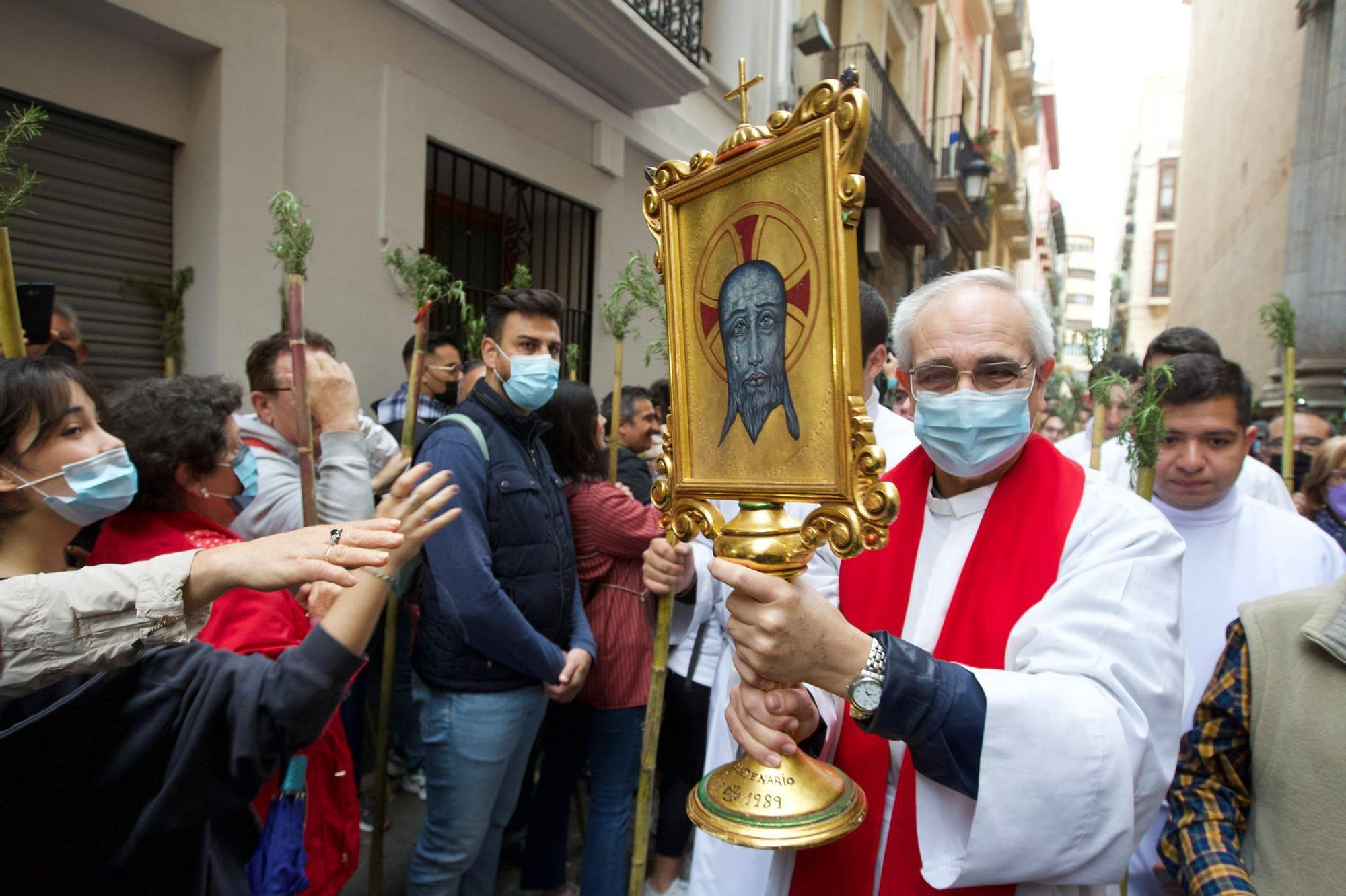 Miles de alicantinos acompañan a la Santa Faz en su peregrinación pese a la lluvia