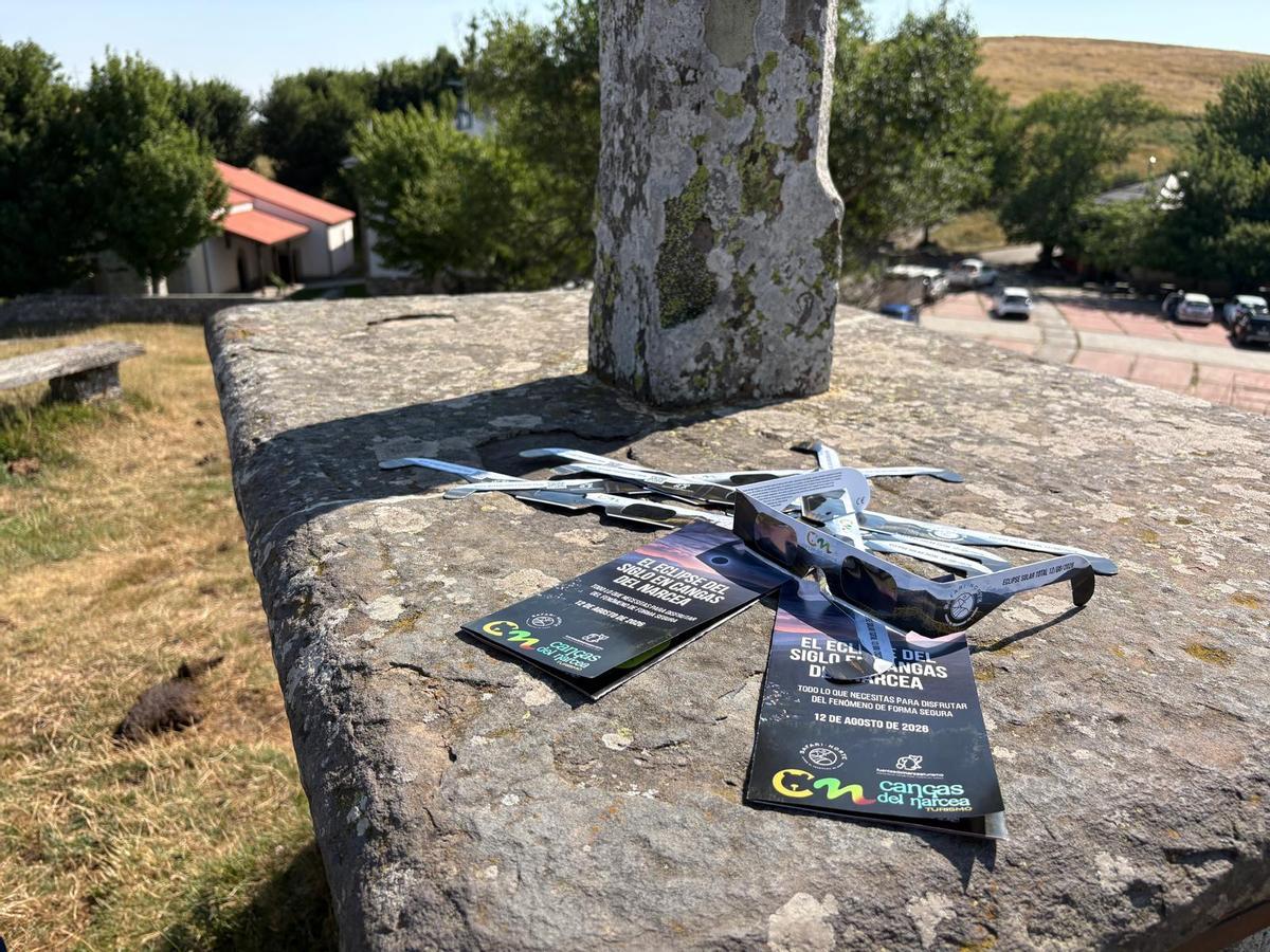 Folleto informativo y las gafas para el eclipse elaborados en Cangas del Narcea.