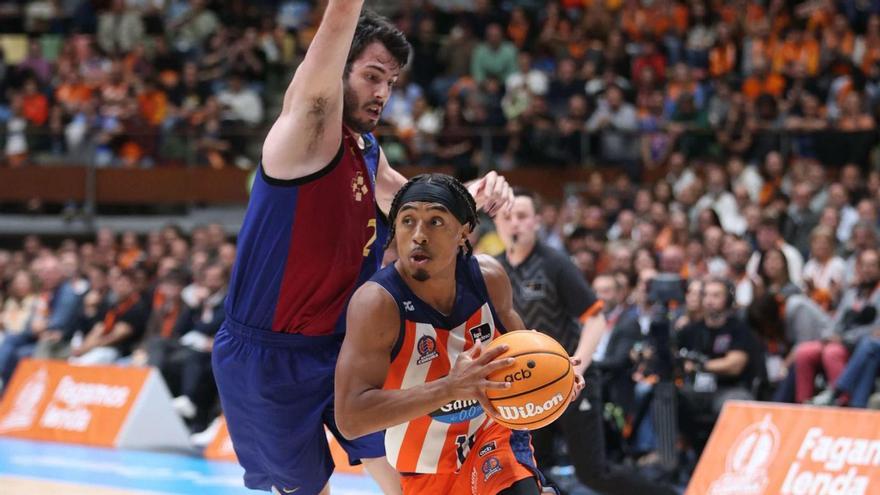 Brandon Taylor se abre paso ante Darío Brizuela.