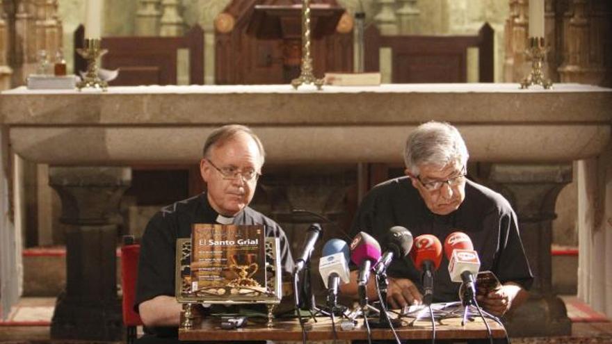 Vicente Pons y Jaime Sancho durante la presentación del nuevo ejemplar de la revista de la catedral de Valencia.